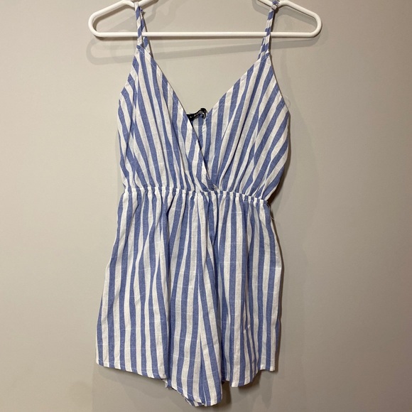 2/$10 NWOT Zaful Blue and White Striped Romper Size S - Picture 3 of 6